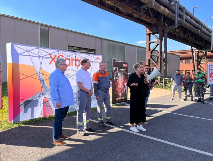 Minsterin Mona Neubaur bei ArcelorMittal Duisburg.jpg